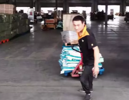 條件差的地面，該怎么使用手動液壓搬運車