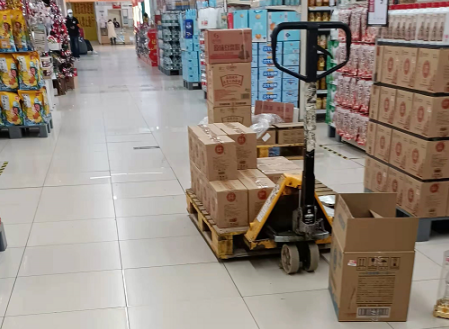 元旦超市備貨忙，手動液壓搬運車來助力