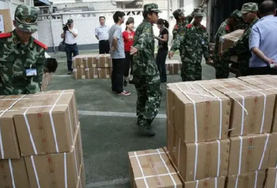 成捆高考試卷太重，印刷廠職工使用手動液壓搬運(yùn)車更省力