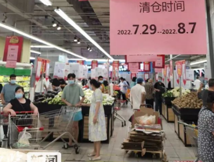 石家莊兩大知名連鎖超市撤店，店員用液壓搬運(yùn)車搬運(yùn)貨柜