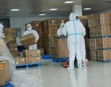 為保供，消防員利用手動液壓搬運車調(diào)運物資