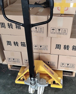 工廠庫房比較擁擠，用手動托盤搬運車比較適宜